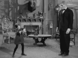 En el video, Merlina activa un tocadiscos para mostrar unos pasos modernos a 