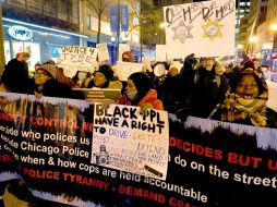 Cientos protestaron porque el policía blanco vinculado a la golpiza no fue despedido. EFE