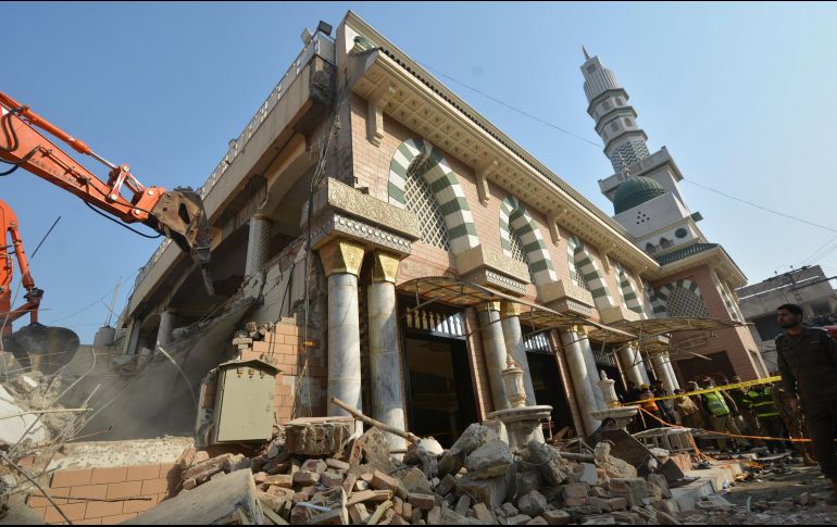 Rescatistas esperan encontrar más cuerpos una vez que remuevan la última parte del techo colapsado. AP/M. Zubair