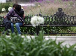 De los mexicanos que accedieron al dispositivo de su pareja, más de un tercio lo hizo por curiosidad. NTX / ARCHIVO