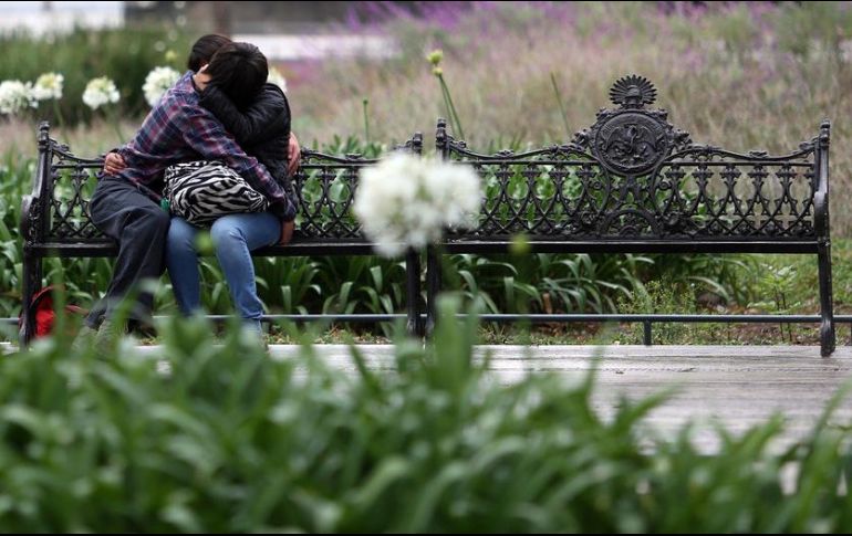 De los mexicanos que accedieron al dispositivo de su pareja, más de un tercio lo hizo por curiosidad. NTX / ARCHIVO