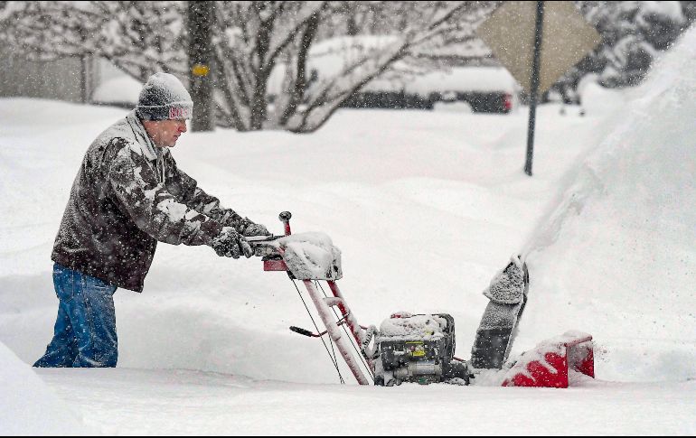 Un vecino de Utah usa una máquina quitanieve para despejar su calle. AP/E. Lucero
