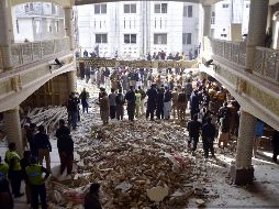 Rescatistas y personal de seguridad inspeccionan el sitio de la explosión en Peshawar, en el noroeste de Pakistán. XINHUA/S. Ahmad