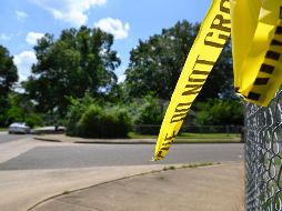 El video muestra cómo un hombre, armado con un gran cuchillo, huye de dos policías que lo apuntan con un arma. AP/ARCHIVO