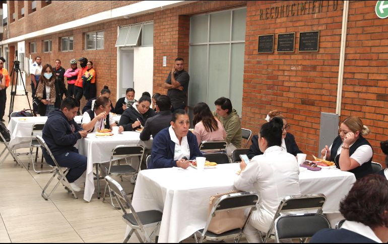 Pablo Lemus repartió 200 tamales y 40 litros de chocolate caliente al personal de la Cruz Verde Delgadillo Araujo. EL INFORMADOR/A. Camacho