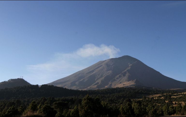 Se espera que continúen las emisiones de ceniza y explosiones similares a las observadas en semanas recientes. NTX/ARCHIVO