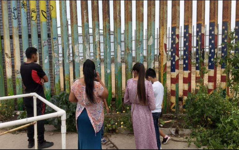 Activistas pidieron al presidente Biden que se reabra el muro y se suspenda la construcción de otros dos. EFE