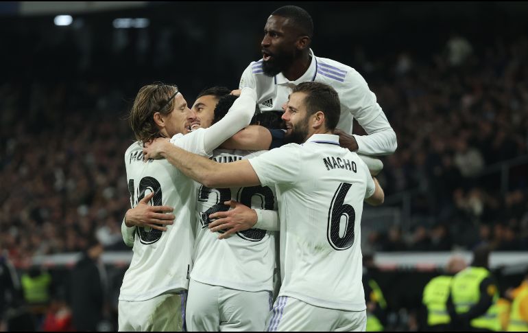 Real Madrid respondió al Barcelona, devolviendo a cinco puntos la desventaja con el líder. EFE/Kiko Huesca