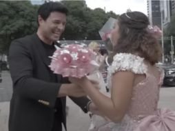 Chayanne descendió de la camioneta con un ramo de flores y subió los escalones para acercarse a la joven quien lloró de felicidad. YOUTUBE / Amazon Music