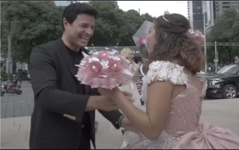 Chayanne descendió de la camioneta con un ramo de flores y subió los escalones para acercarse a la joven quien lloró de felicidad. YOUTUBE / Amazon Music