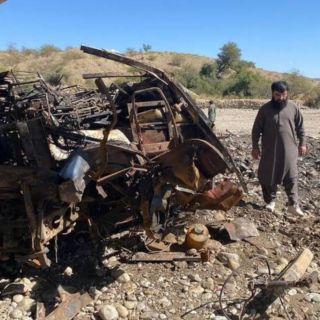 Mueren 17 en choque de autobús con camión en Pakistán