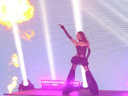 La velada comenzó cerca de las 21:20 horas, en la escenografía, como parte de los visuales se plasmaba una recámara en tonos rosas. EL INFORMADOR / A. Camacho