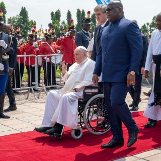 El Papa Francisco llega a Sudán del Sur, país destrozado por guerras y hambruna