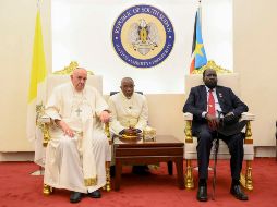 El Papa se reunió con el presidente sursudanés, Salva Kiir Mayardit, y el líder opositor y vicepresidente del Gobierno de unidad nacional, Riek Machar. EFE/VATICAN MEDIA