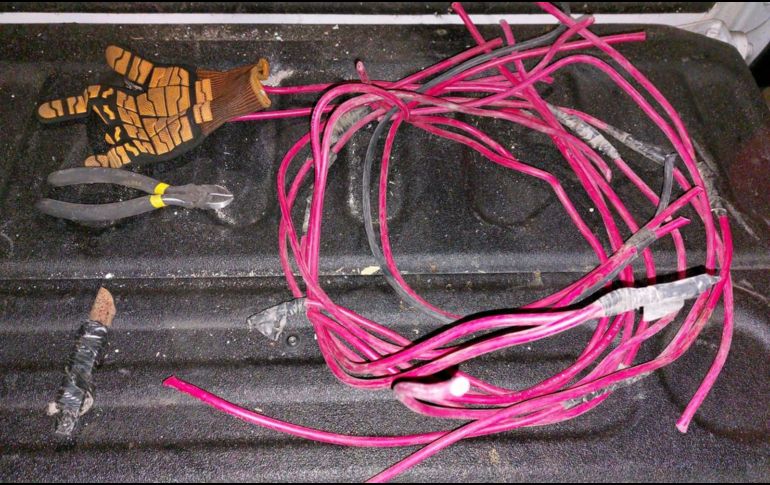 Oficiales detuvieron al sujeto y le aseguraron alrededor de 10 metros de cable de cobre, unas pinzas y una navaja. ESPECIAL/Policía de Guadalajara