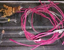 Oficiales detuvieron al sujeto y le aseguraron alrededor de 10 metros de cable de cobre, unas pinzas y una navaja. ESPECIAL/Policía de Guadalajara