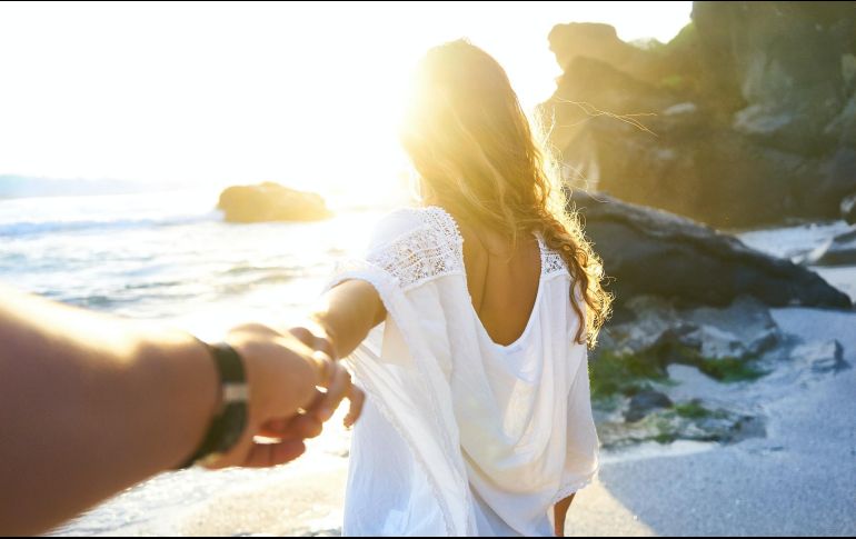 Disfruta de una salida con tu pareja fuera de la ciudad y celebra tu romance. ESPECIAL/Photo by Yoann Boyer on Unsplash.