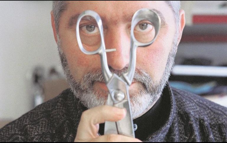 El diseñador dejó huella en la industria del vestido y la perfumería. AFP