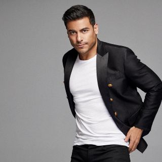 Carlos Rivera rompe en llanto y comparte el momento con fanáticos