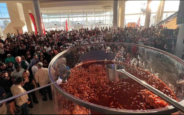 Prepararon el coctel de camarón en una inmensa copa. SUN