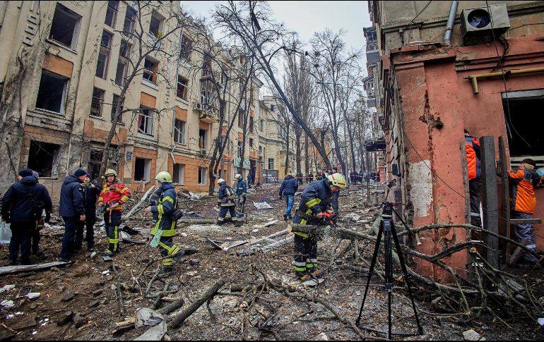 Un misil ruso S-300 cayó cerca de un bloque de apartamentos y otro alcanzó un edificio de enseñanza superior. EFE/S. Kozlov