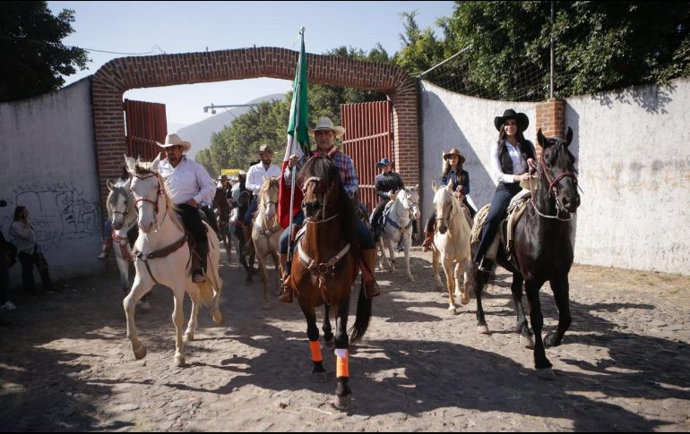 El alcalde de Tlajomulco, Salvador Zamora, tomó parte del recorrido ecuestre este domingo. EL INFORMADOR/C. Zepeda