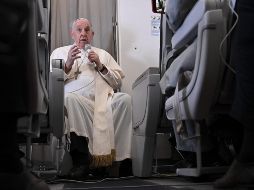 El Papa Francisco habló sobre diversos temas con periodistas que lo acompañan de vuelta al Vaticano. EFE/T. Fabi