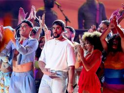 Bad Bunny puso a bailar a los presentes en la gala de los Grammy 2023 en el Crypto Arena en Los Ángeles. GETTY IMAGES