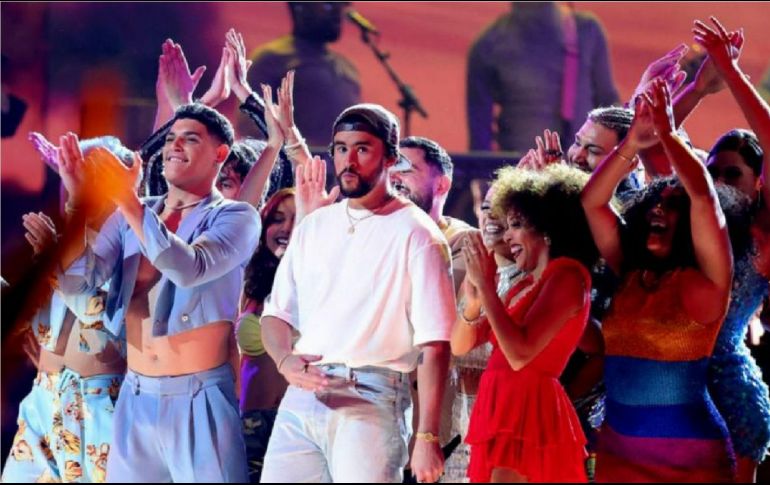 Bad Bunny puso a bailar a los presentes en la gala de los Grammy 2023 en el Crypto Arena en Los Ángeles. GETTY IMAGES