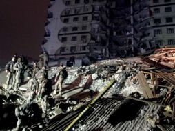 Soldados turcos y rescatistas intentan ayudar a las víctimas en el sitio de un edificio derrumbado después del terremoto en Diyarbakir, Turquía. EFE