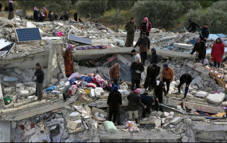 Las bajas temperaturas y la nieve en la zona, donde también hay territorios montañosos de difícil acceso, complican las tareas de rescate. AP/G. Alsayed