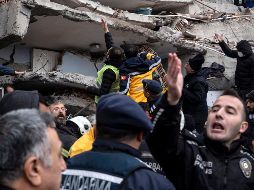 Rescatistas y ciudadanos amanecieron realizando trabajos en los edificios colapsados. EFE/R. Tekin