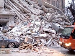 A primera hora de la mañana, los habitantes que lograron salir de sus edificios se enfrentaron a un desolador panorama. EFE/SANA