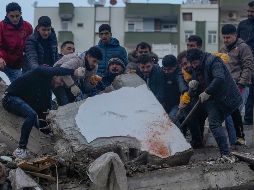 Informan que nueve mil 700 rescatistas están participando en las labores de localización y asistencia de las víctimas. AP/K. Hamra