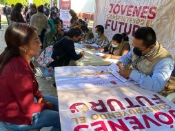 En 2022 se entregaron 12 millones de becas, lo que representó que 5.8 millones de jóvenes se beneficiarán con el recurso. Fueron atendidas 13 mil 600 escuelas. ESPECIAL / Programas para el Bienestar