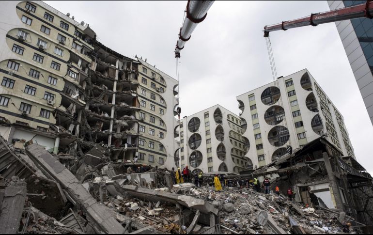 Tras el impactante temblor se vieron afectadas miles de edificios, casas, hospitales y calles, además de también presentar daños en carreteras, transporte público y cosas materiales de los ciudadanos. EFE / R. Tekin