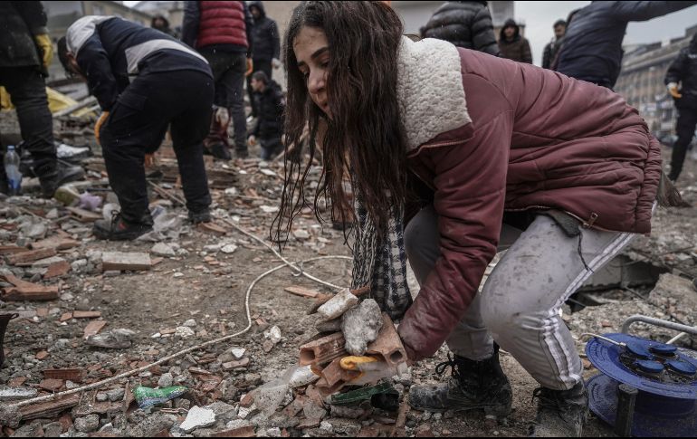 Habitantes removían escombros con sus manos para ayudar a rescatar sobrevivientes. M. Karali/AP