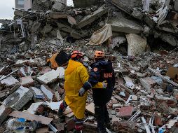 El terremoto en Turquía fue de magnitud 7.8, por lo que ha dejado miles de muertos.AP