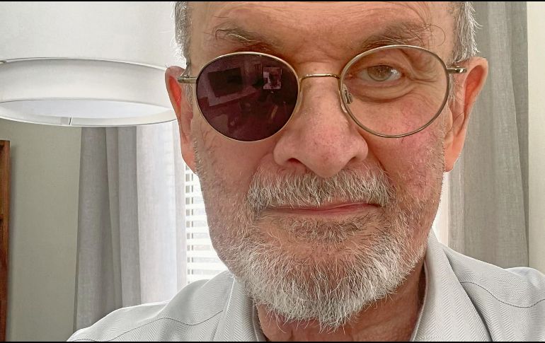 El escritor se muestra seis meses después del ataque que sufrió en Nueva York, en 2022. EFE