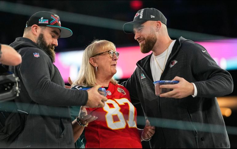 Aunque los hermanos Kelce serán rivales el domingo, durante la “Opening Night” se divirtieron junto a su madre, Donna, que estará apoyando a ambos desde la tribuna. AP/M. York