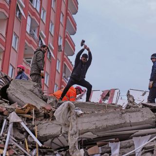 Suman cuatro mil 300 muertos por sismos en Turquía y Siria