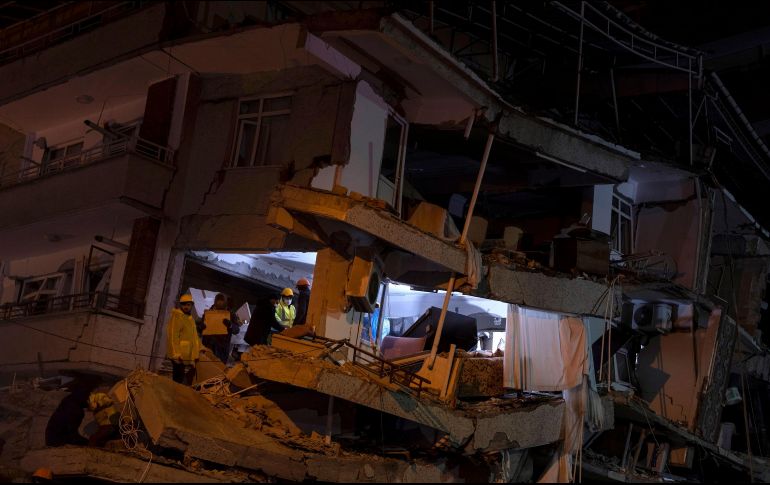 El lunes, día del desastre, llegaron a Turquía doce equipos de rescate enviados por distintos países, se espera que otros 27 lleguen entre hoy y mañana. EFE/R. Tekin