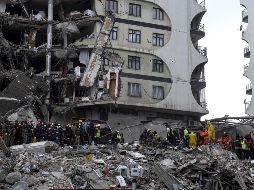Unas 50 mil personas participan en las labores de rescate en medio de los edificios colapsados. EFE/R. Tekin