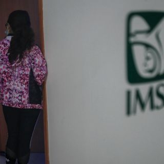 Ordenan al IMSS dar nombres de médicos cubanos que han llegado a México