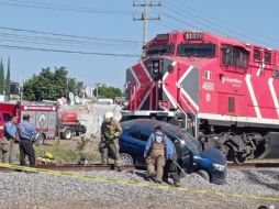 La víctima de entre 26 a 30 años viajaba en un Chevrolet Aveo, en color azul, modelo 2022 con placas de Jalisco, quedó prensada entre los fierros del automotor. ESPECIAL / Bomberos de Tlajomulco