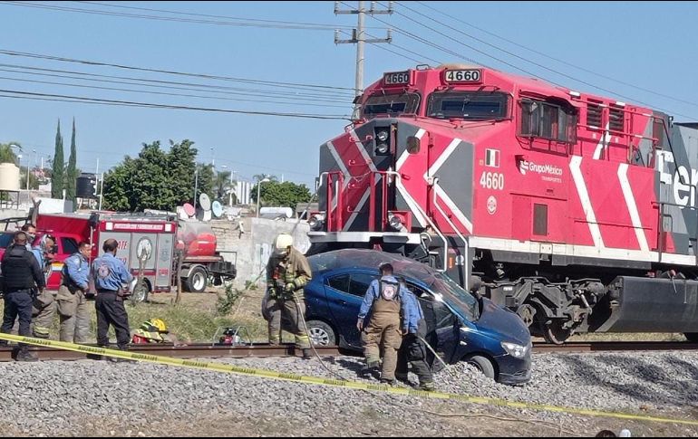 La víctima de entre 26 a 30 años viajaba en un Chevrolet Aveo, en color azul, modelo 2022 con placas de Jalisco, quedó prensada entre los fierros del automotor. ESPECIAL / Bomberos de Tlajomulco