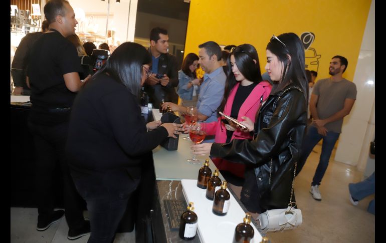 En la demostración de fragancias. GENTE BIEN JALISCO/Claudio Jimeno