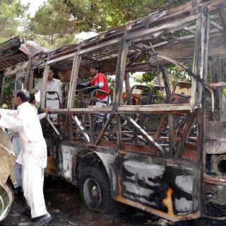 Autobús choca y cae a un barranco en Pakistán; mueren 25 personas
