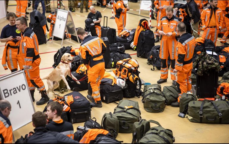 Rescatistas de todo el mundo llegaron a Turquía para apoyar en las labores. AP