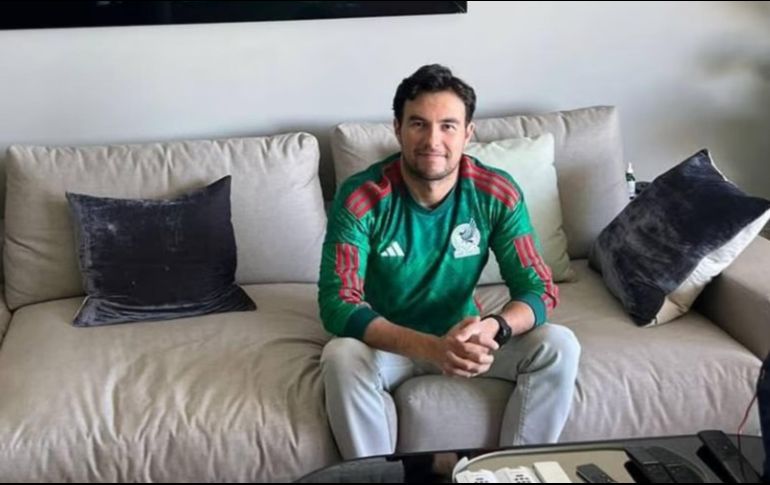 Sergio Pérez siempre ha mostrado su apoyo por el Tricolor. Twitter/@SChecoPerez